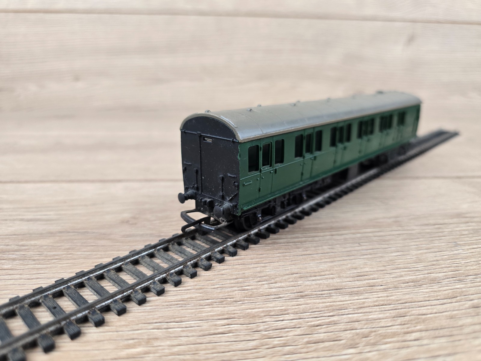 Triang Hornby R156 Southern Rail Suburban Motor Coach S1057S Green OO Gauge