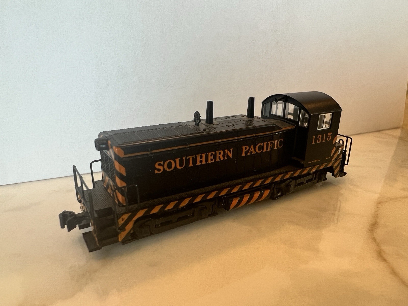 N Scale KATO 176-4354 Southern Pacific NW2 Diesel Locomotive 1315 C56967