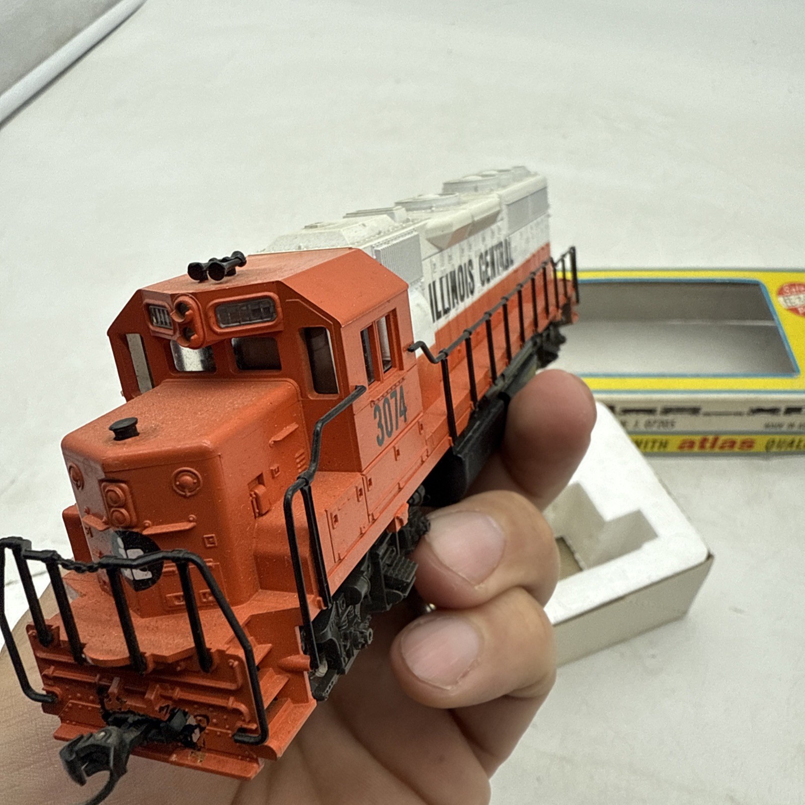 HO scale Atlas GP40 Motorized Illinois Central deisel #3074
