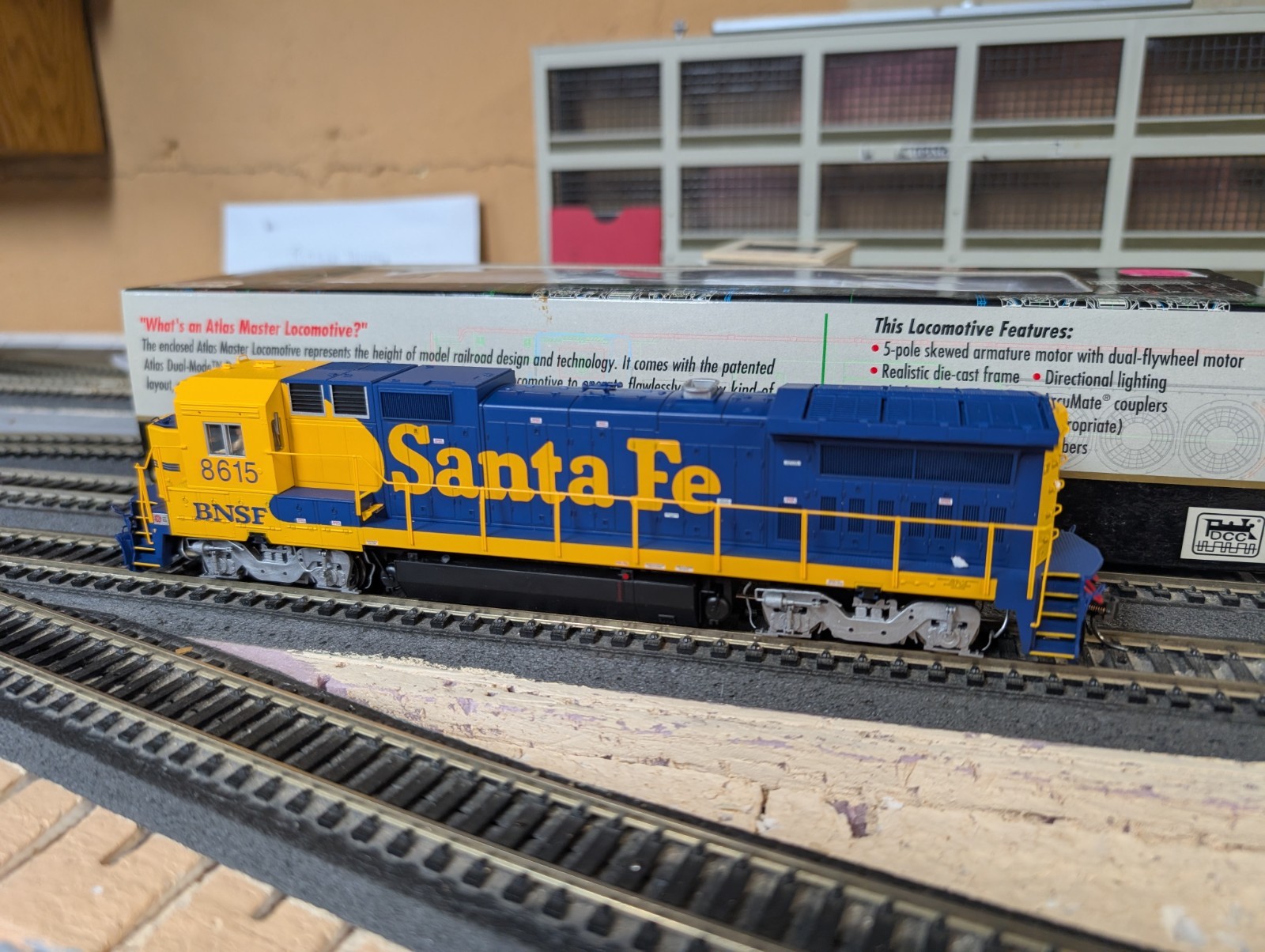 CS ATLAS MASTER SERIES GE B40-8: BNSF PATCHED SANTA FE #8615 W/DECODER – 9033