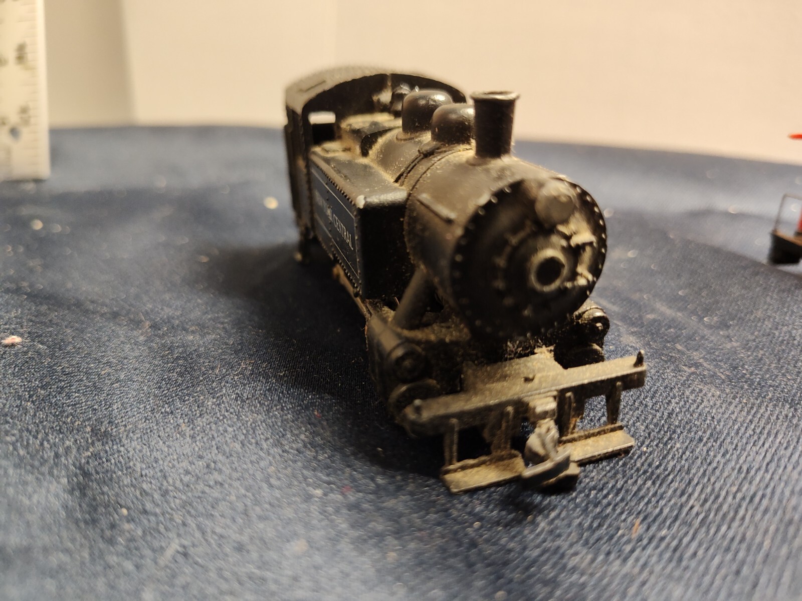 HO scale New York Central locomotive 3975 all metal. and matched plastic caboose