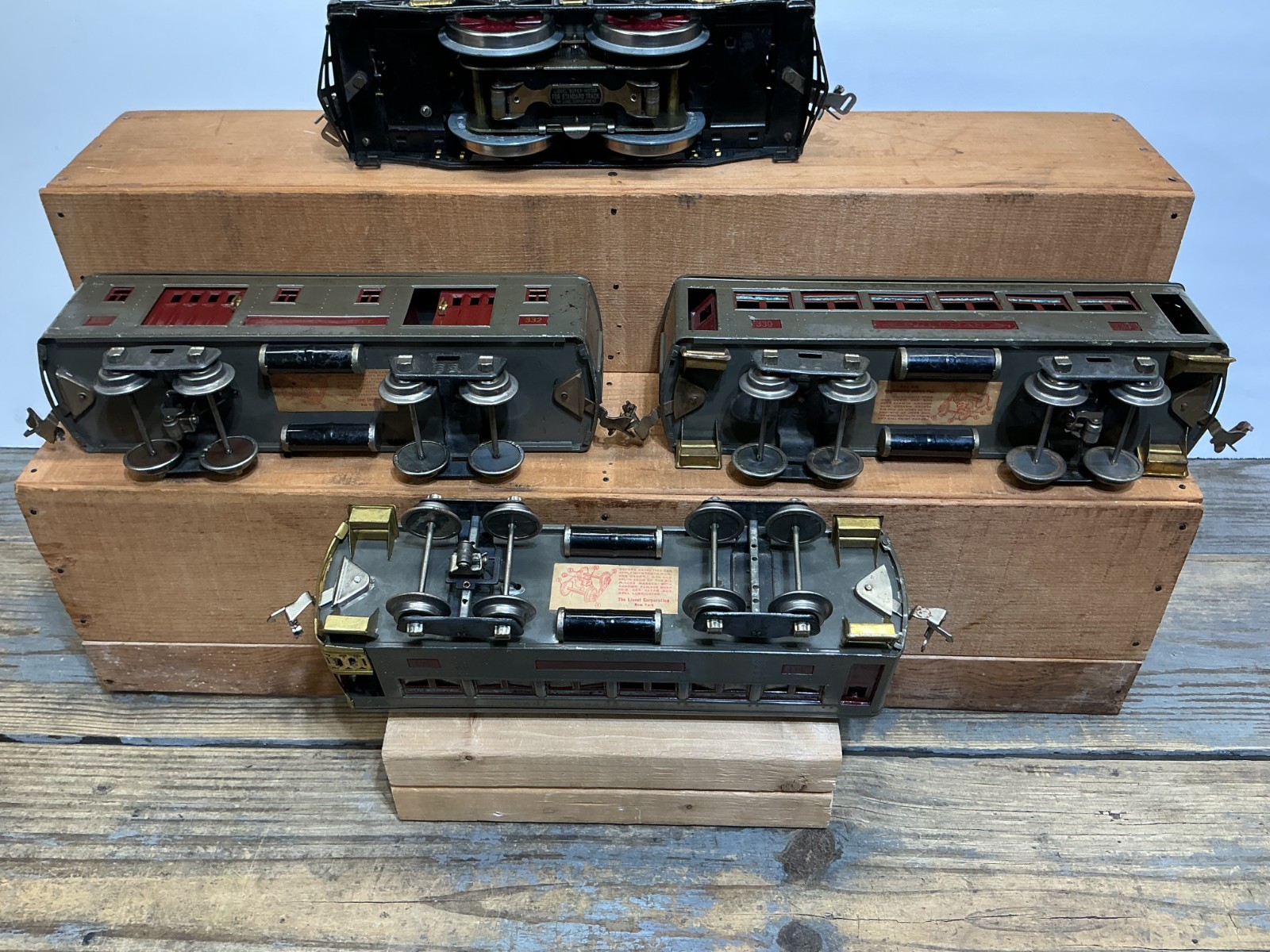 Lionel Standard Gauge #10 ENGINE and 3 Passenger Cars RUNS GOOD