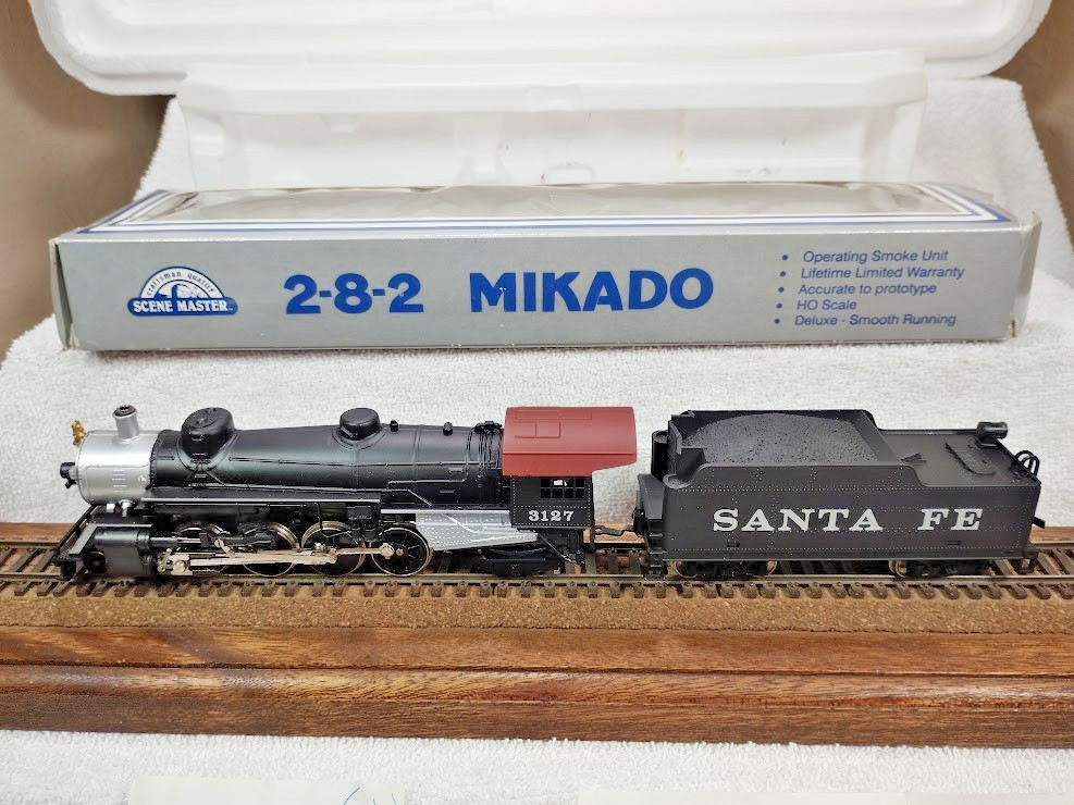 HO Scale Santa Fe 2-8-2 (# 8334) Scene Master Mikado Steam Engine # 3127 TESTED