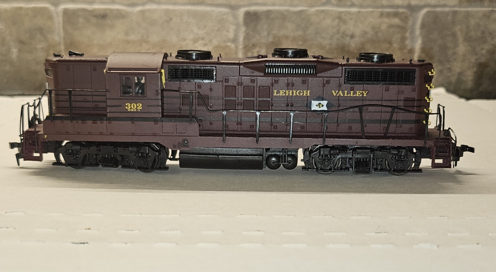 Life-Like HO Scale Proto 2000 GP-18 Locomotive Lehigh Valley #302 & 3 Box Cars