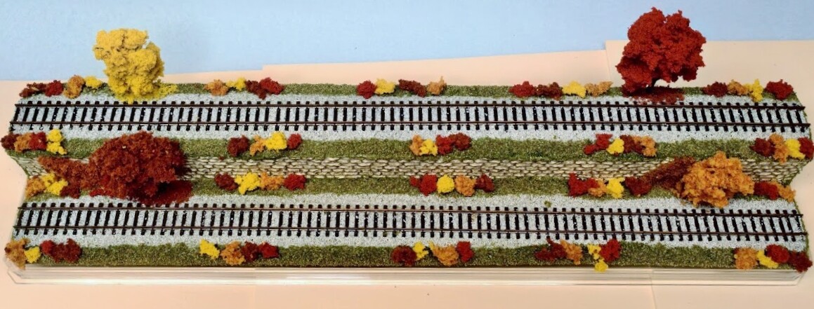 N SCALE 16″ 2-LEVEL TRACK -FALL SCENE-DISPLAY CASE -FOR ANY N TRAIN