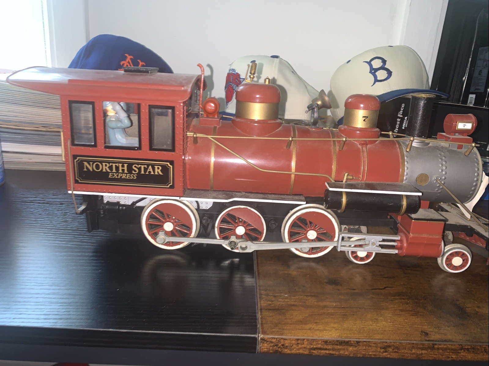 North Star Express 7, 4-6-0 Steam Locomotive Red/Black
