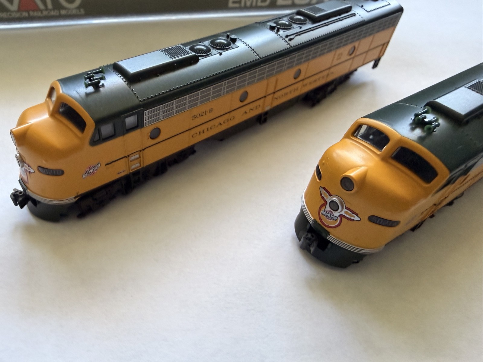 🚂 KATO N SCALE CHICAGO & NORTHWESTERN CNW EMD E8 DIESEL LOCO PAIR 5021A 5021B