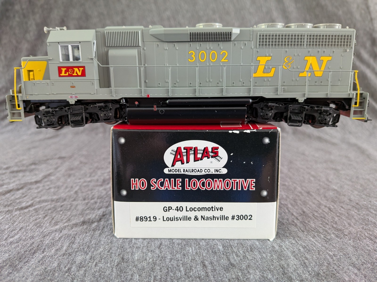 Atlas HO GP40, L&N #3002, Atlas #8919, DC Analog.