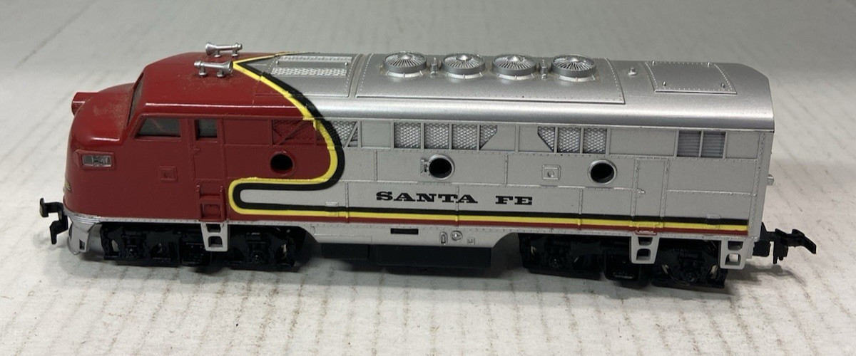 Model Power HO Scale “A.T.& S.F.” F2-A Diesel Santa Fe War Bonnet Tested