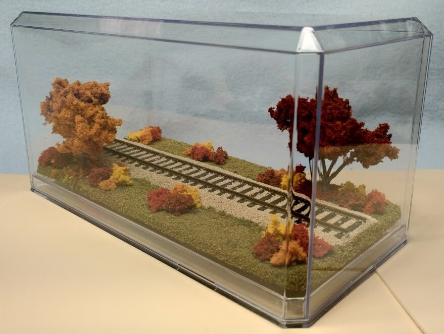 HO SCALE 9″ DISPLAY CASE -FALL FOLIAGE SCENE -FOR ANY HO LOCO & CAR