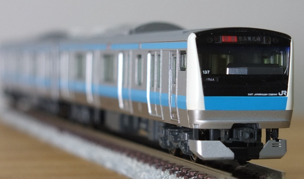 Kato 10-1159 N scale JR E233 EMU 3 car set in Keihin–Tōhoku livery