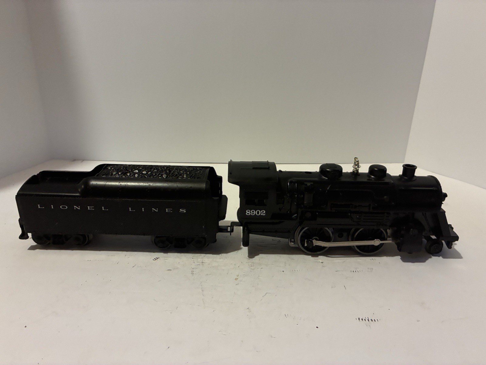 Lionel Modern Era 8902 DC Locomotive With Tender. Tested See Description. Runs.