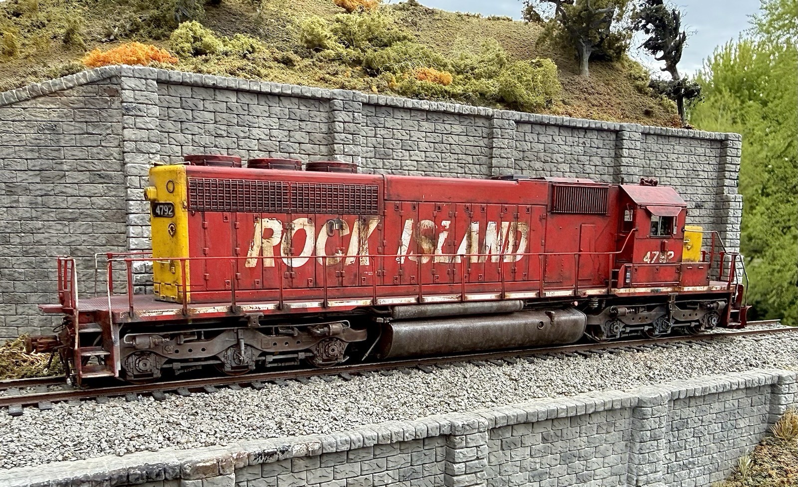 HO ScaleTrains Rivet Counter SD40-2 Rock Island #4792 Sound/DCC /NIB/weathered