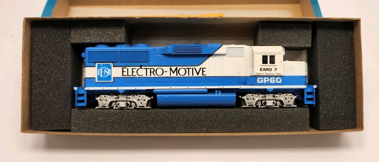 ATHEARN HO EMD ELECTRO MOTIVE GP60 POWERED DIESEL LOCOMOTIVE NO 7 UNBUILT B5