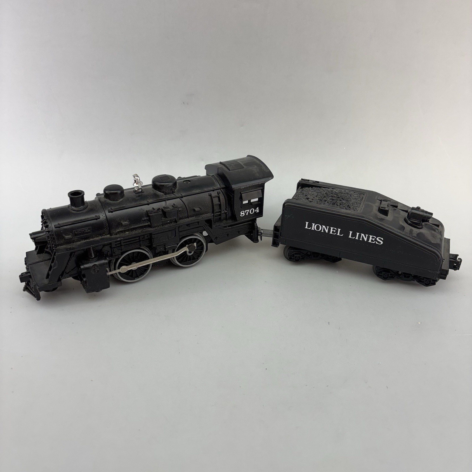 LIONEL POSTWAR Locomotive O GAUGE 0-4-0 #8704 w/ BELL COAL TENDER Untested