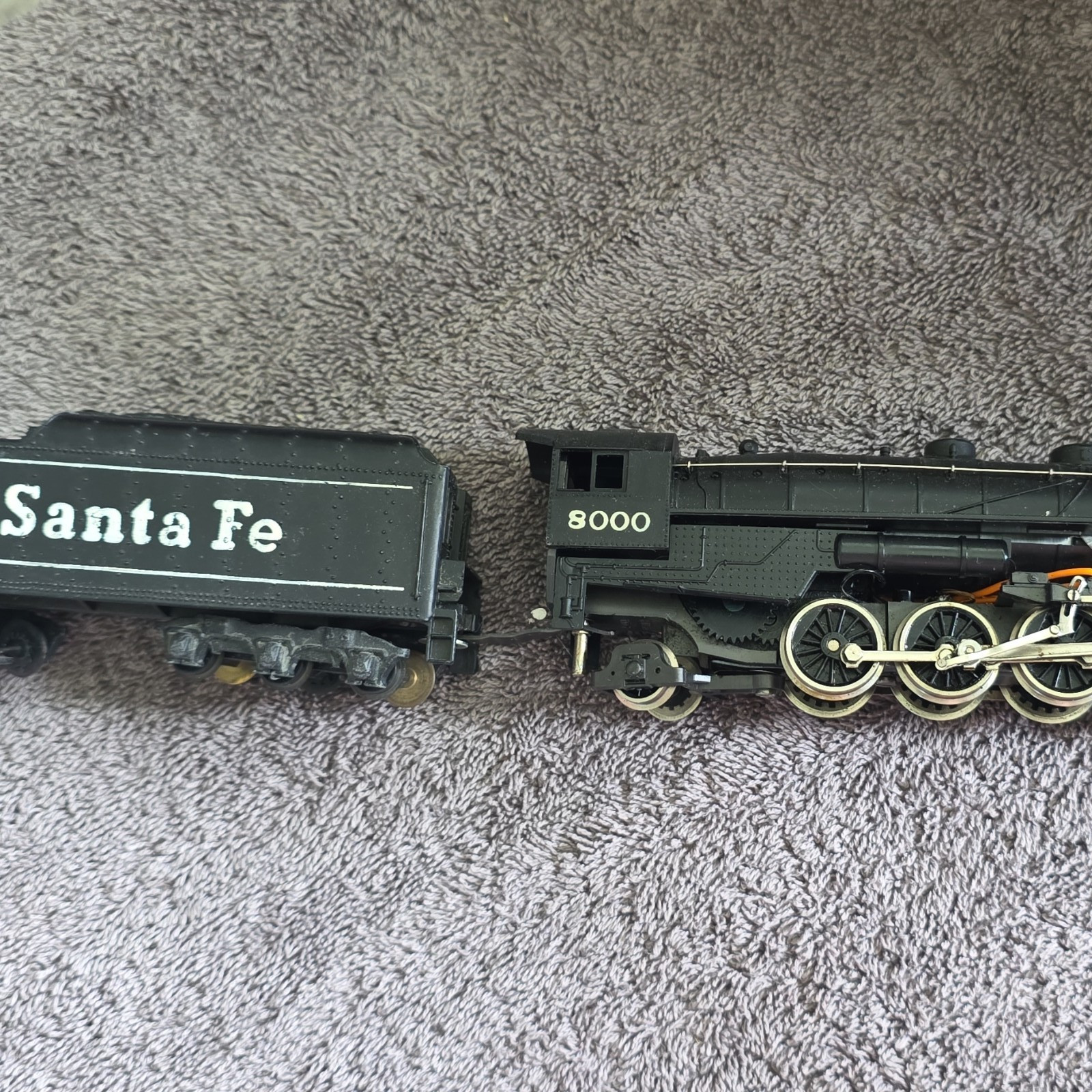 Santa Fe HO 8000 4-6-4 Steam Locomotive Black DC Analog Two-Rail Tender