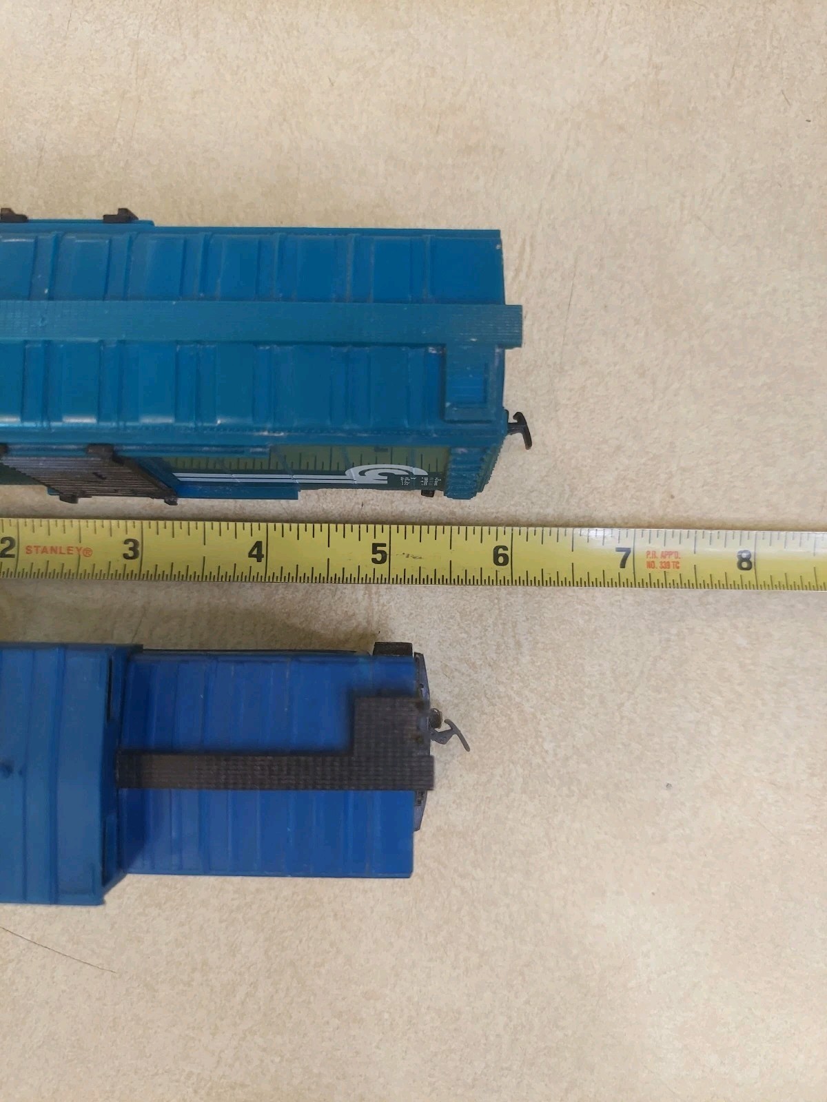 Conrail HO Scale Boxcar 269976 Caboose 22138 Blue