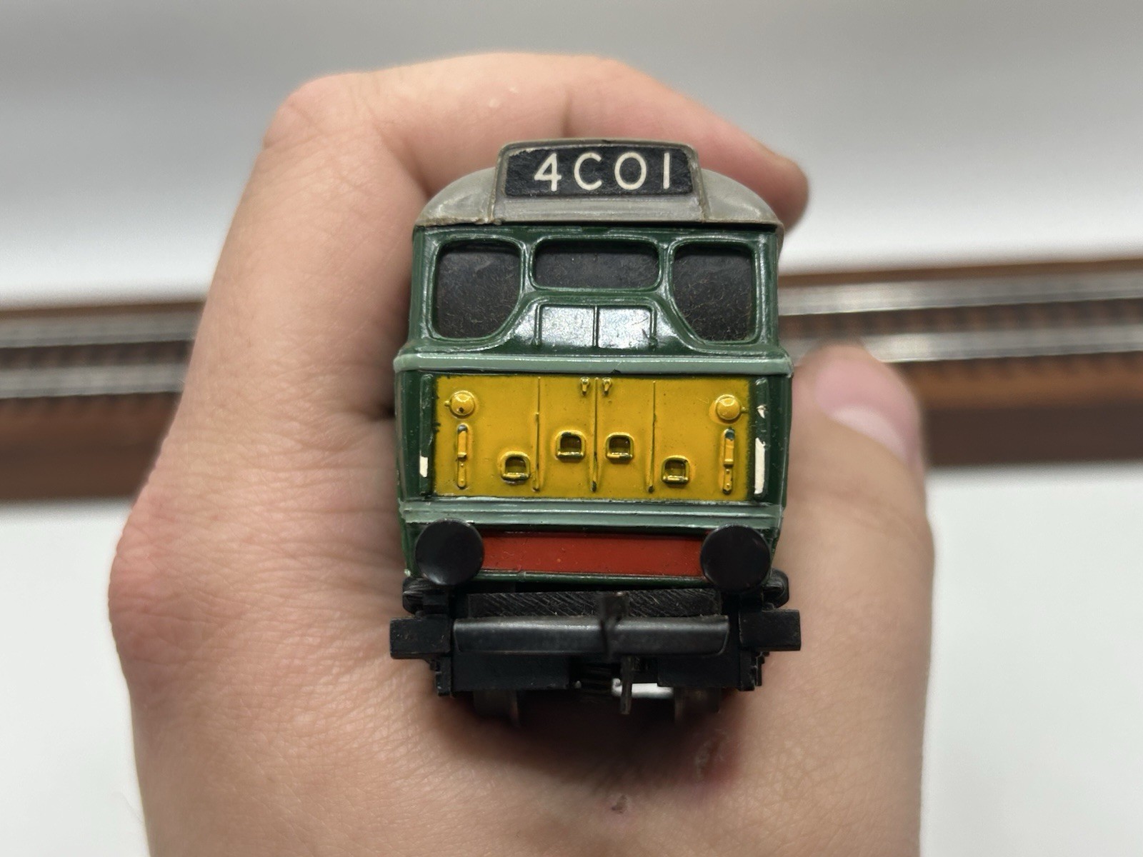OO Triang R357 BR Class 31 Diesel Locomotive ‘D5572’ – (GOOD TESTED)