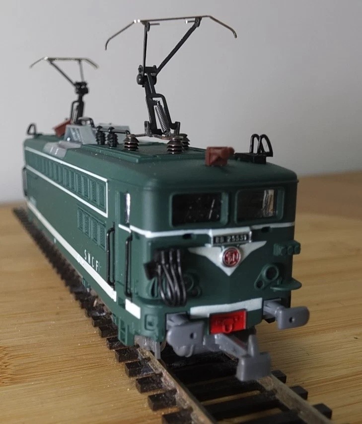 Jouef 8362 HO gauge SNCF BB 25500 electric loco in green livery