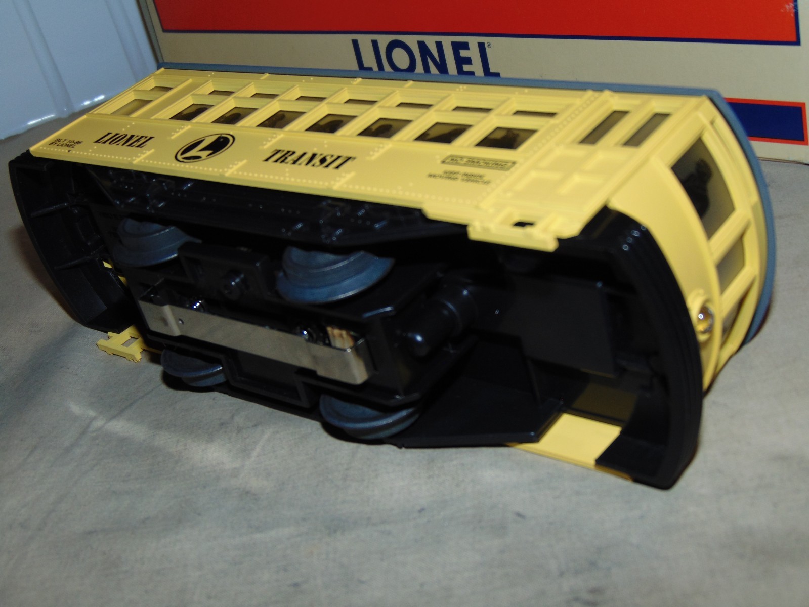 LIONEL O 18431 LIONEL TRANSIT MOTORIZED TROLLEY + BOX