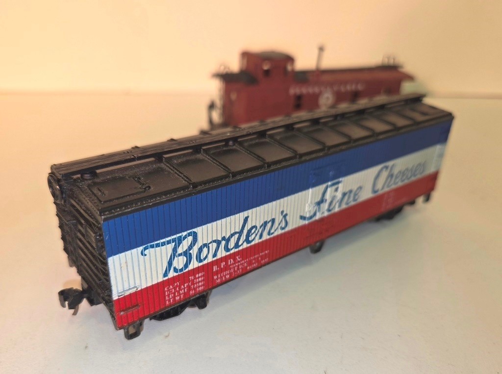 Vintage HO / IHC NEW HAVEN 2-8-0 Consolidation Locomotive & Tender w/ (4) Cars