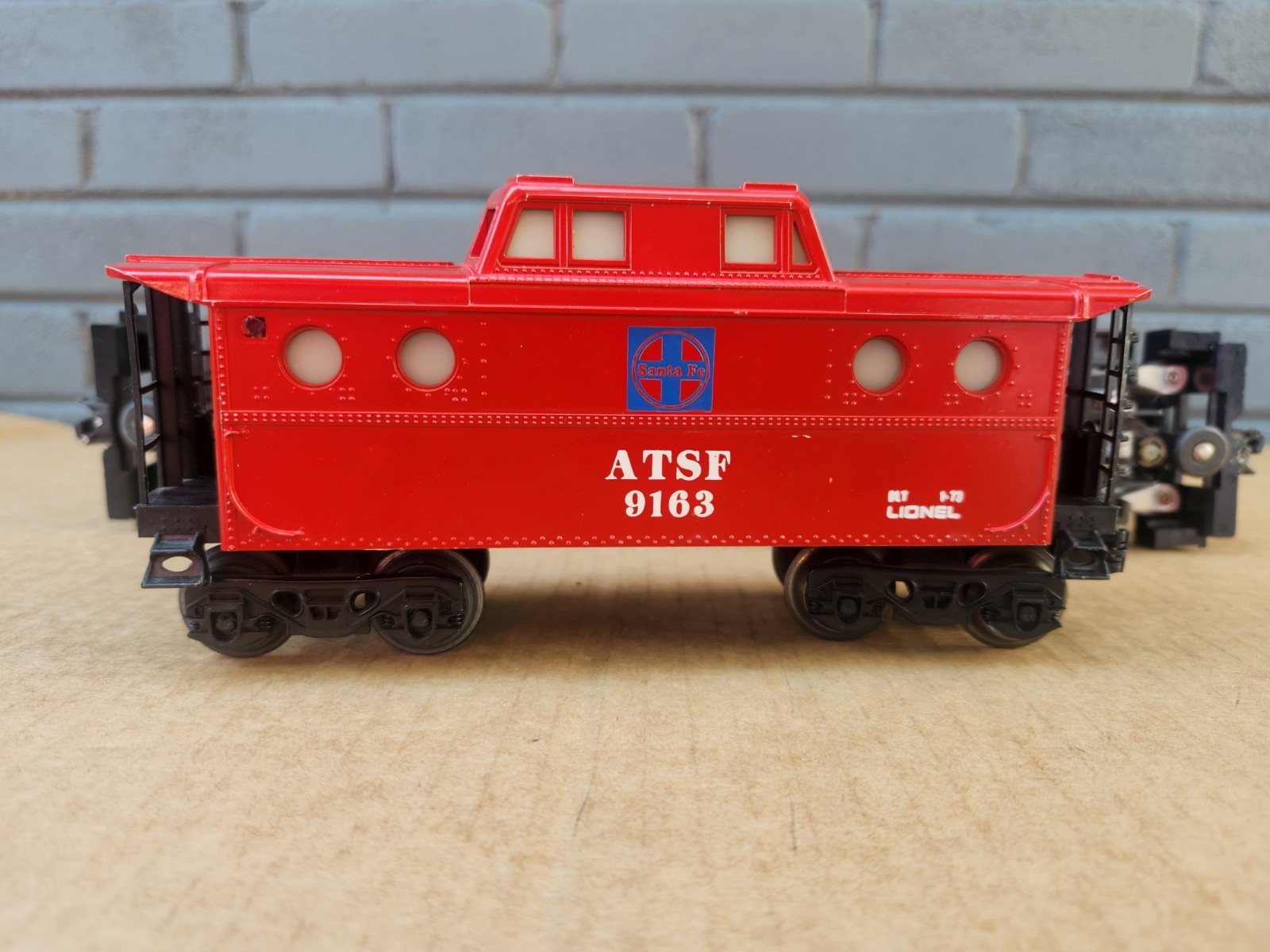 Lionel 8352 Santa Fe GP7 Powered Diesel Switcher Locomotive & 9163 AT&SF Caboose