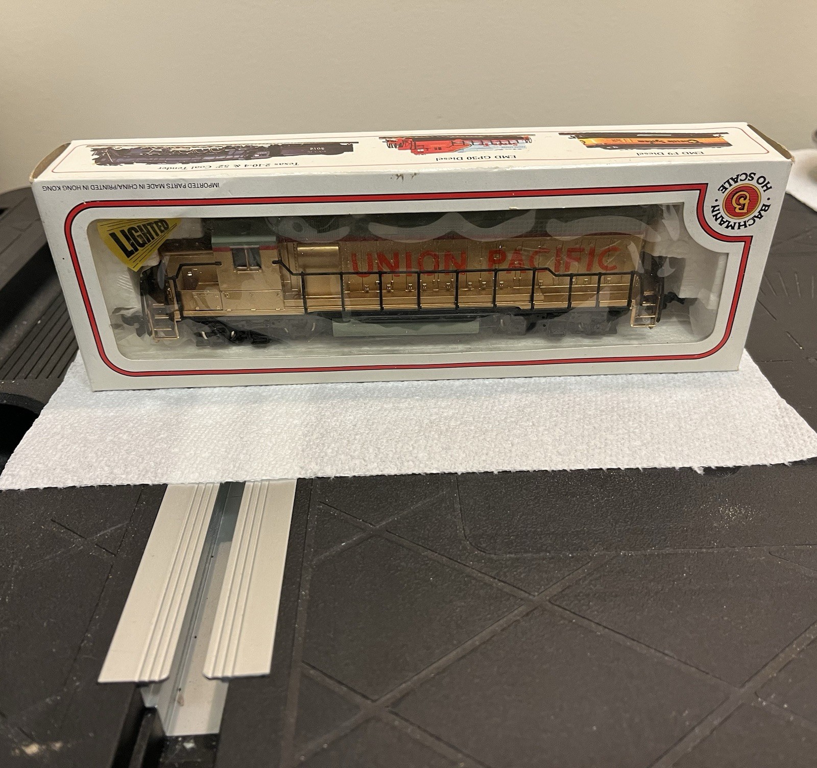 Bachmann HO Gauge Union Pacific GP 40 Gold Colored Engine New Old Stock