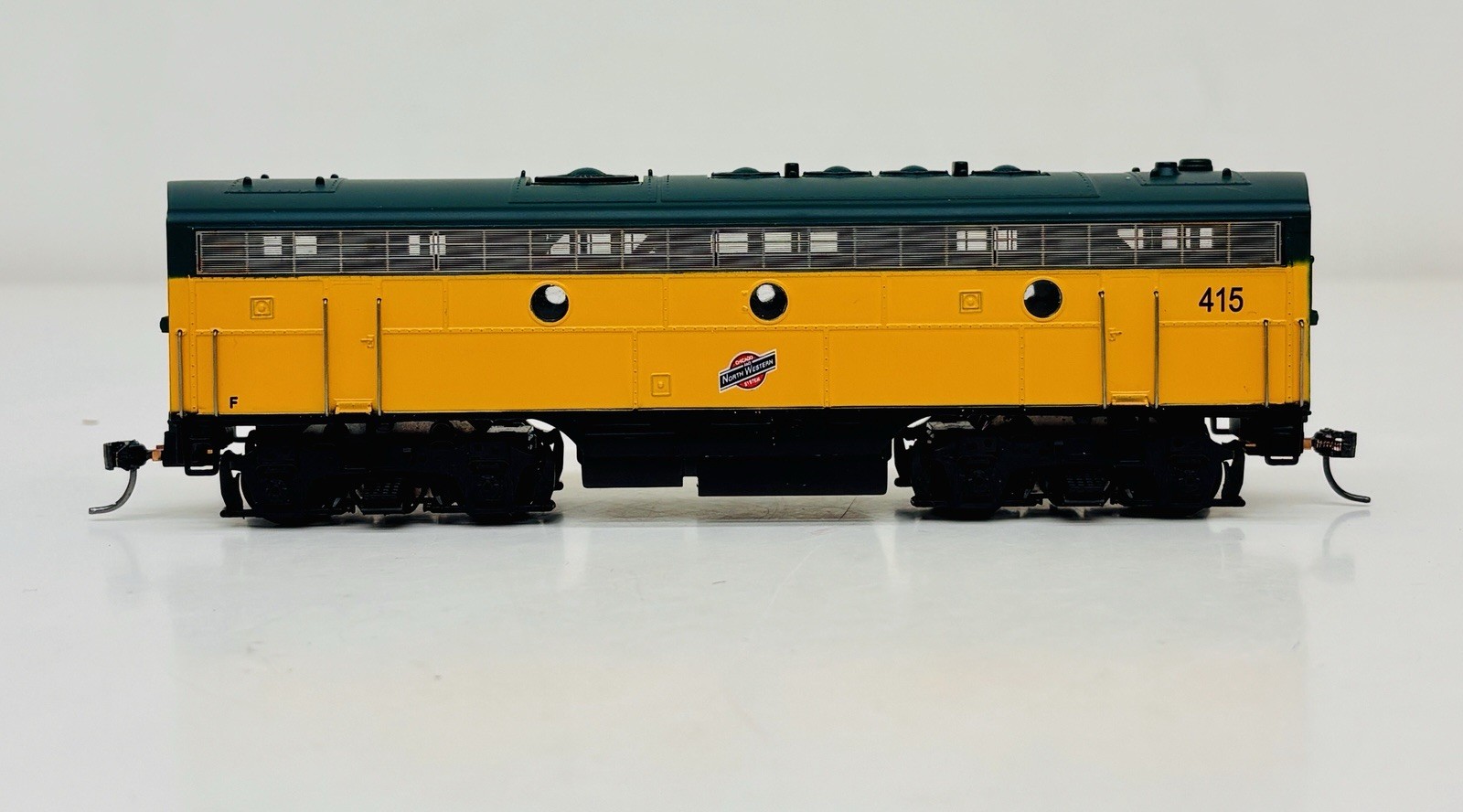 MRC Platinum HO Chicago & North Western C&NW F7B Non-Powered Dummy Diesel CD124