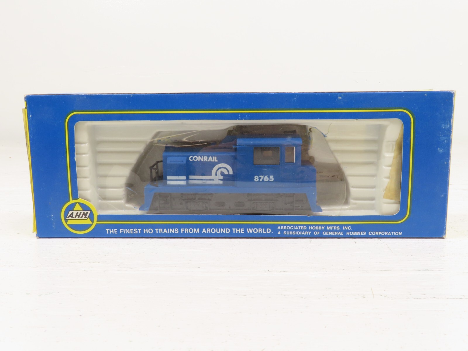 AHM 5001 HO MDT Diesel Conrail Switcher Loco Cab # 8765 LN