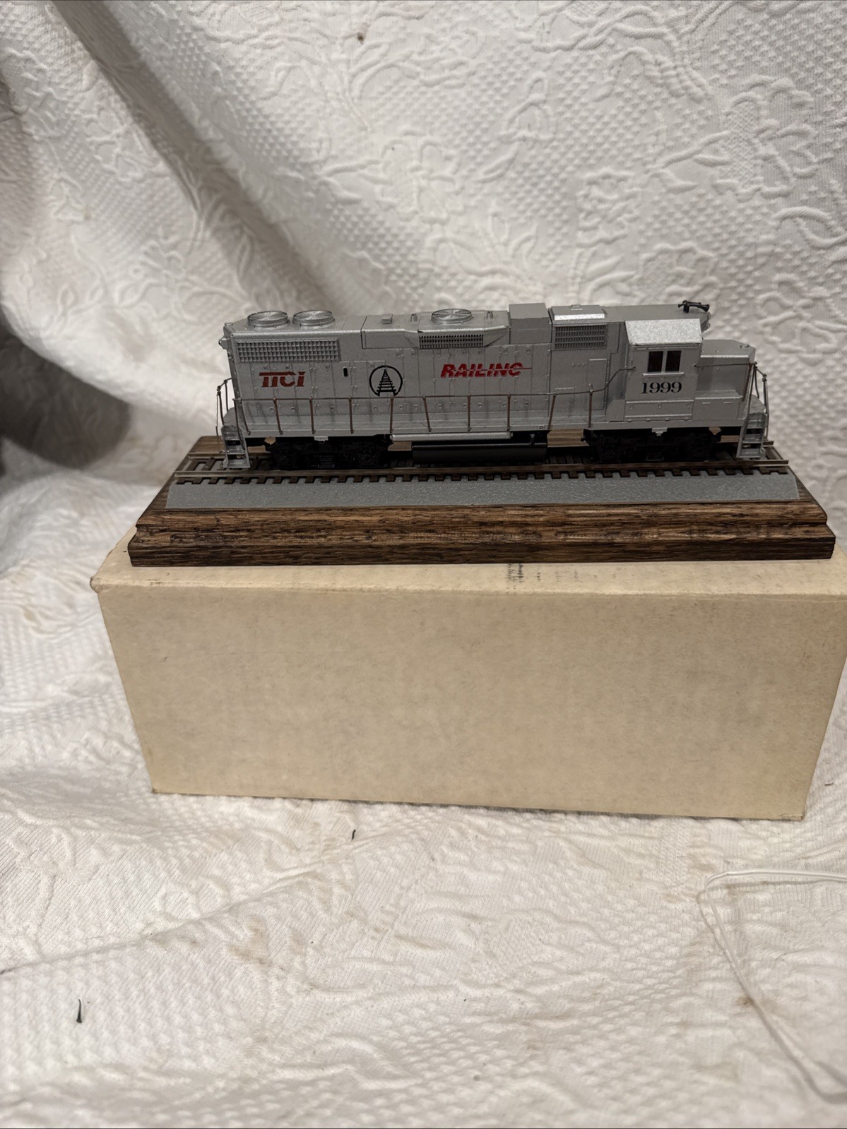 HO Scale 1999 KATO EMD, TTCI Railing, With Track Stand, Excellent