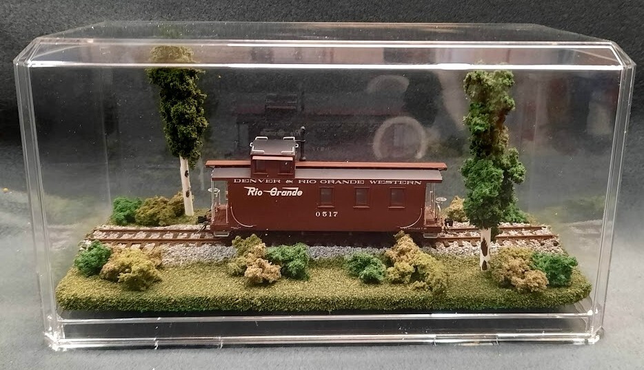 HOn3 SCALE 9″ SINGLE TRACK DISPLAY CASE – SUMMER SCENE- FOR ANY HOn3 TRAINS
