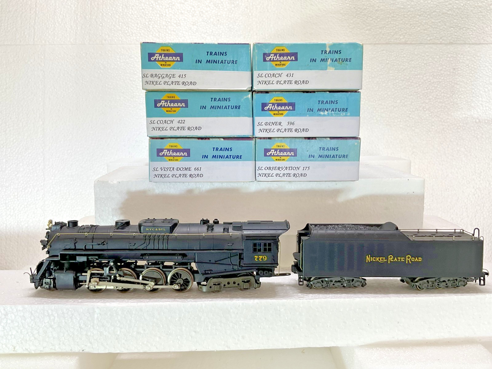 Rivarossi HO 2-8-4 Berkshire steam locomotive Nickel Plate Road 6 passenger cars