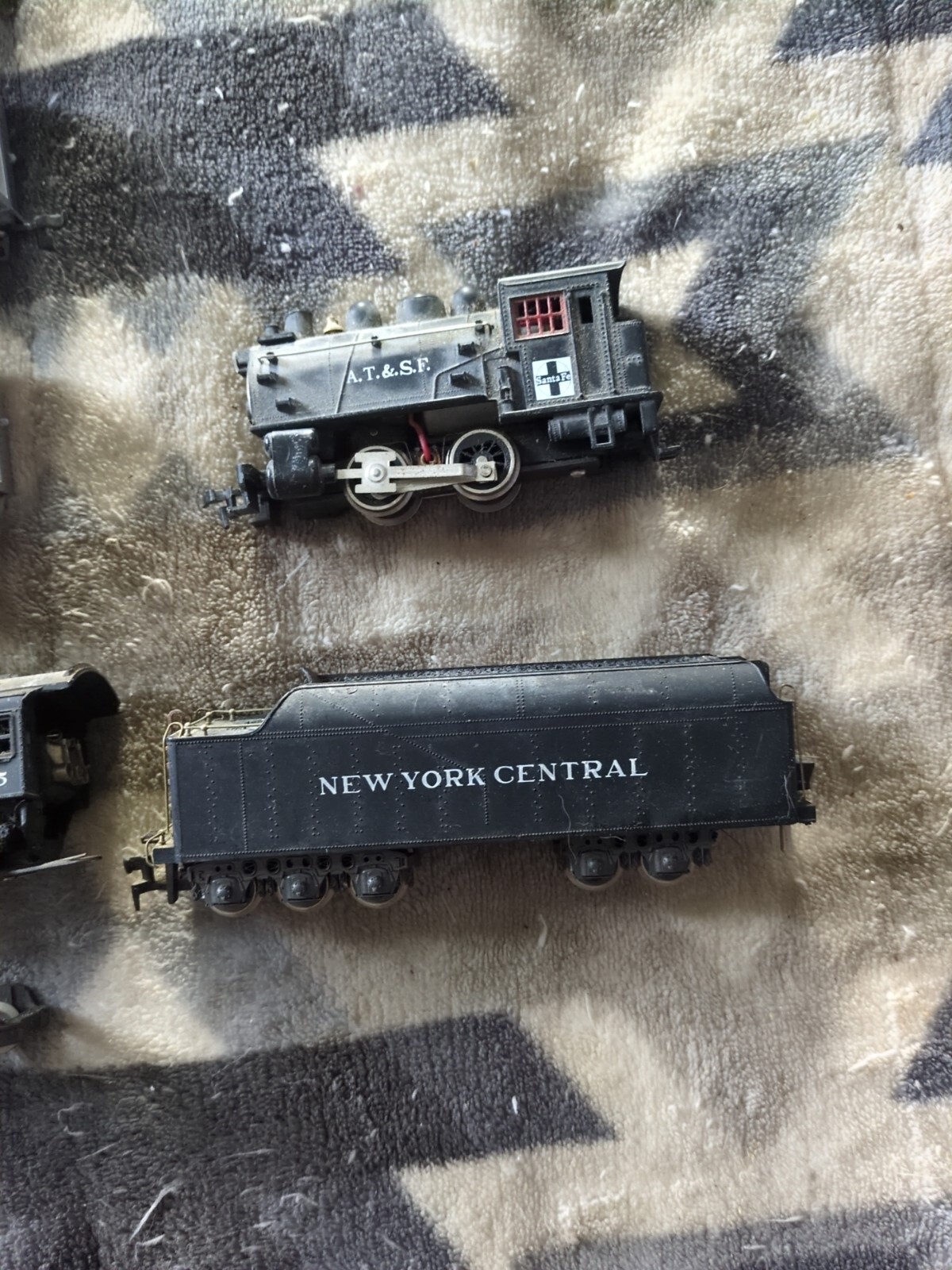 HO Model Railroad Train Lot Burlington Northern 9710 Engine 3x Santa FE Parts!!