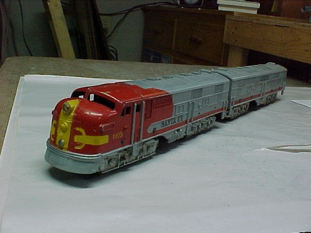 VINTAGE MARX SANTA FE F3 LOCOMOTIVE #1095 A powered & B Dummy Units, Tested