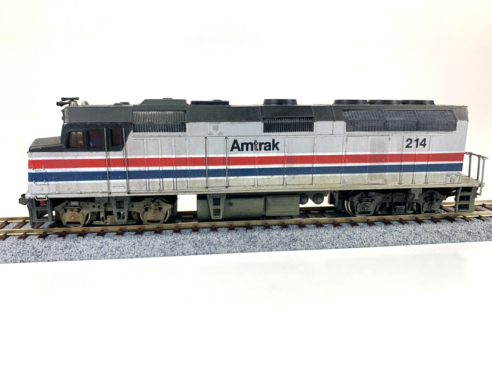 Bachmann Spectrum HO 87016 EMD F40 PH Amtrak Phase 3 Dummy #214 (Weathered)