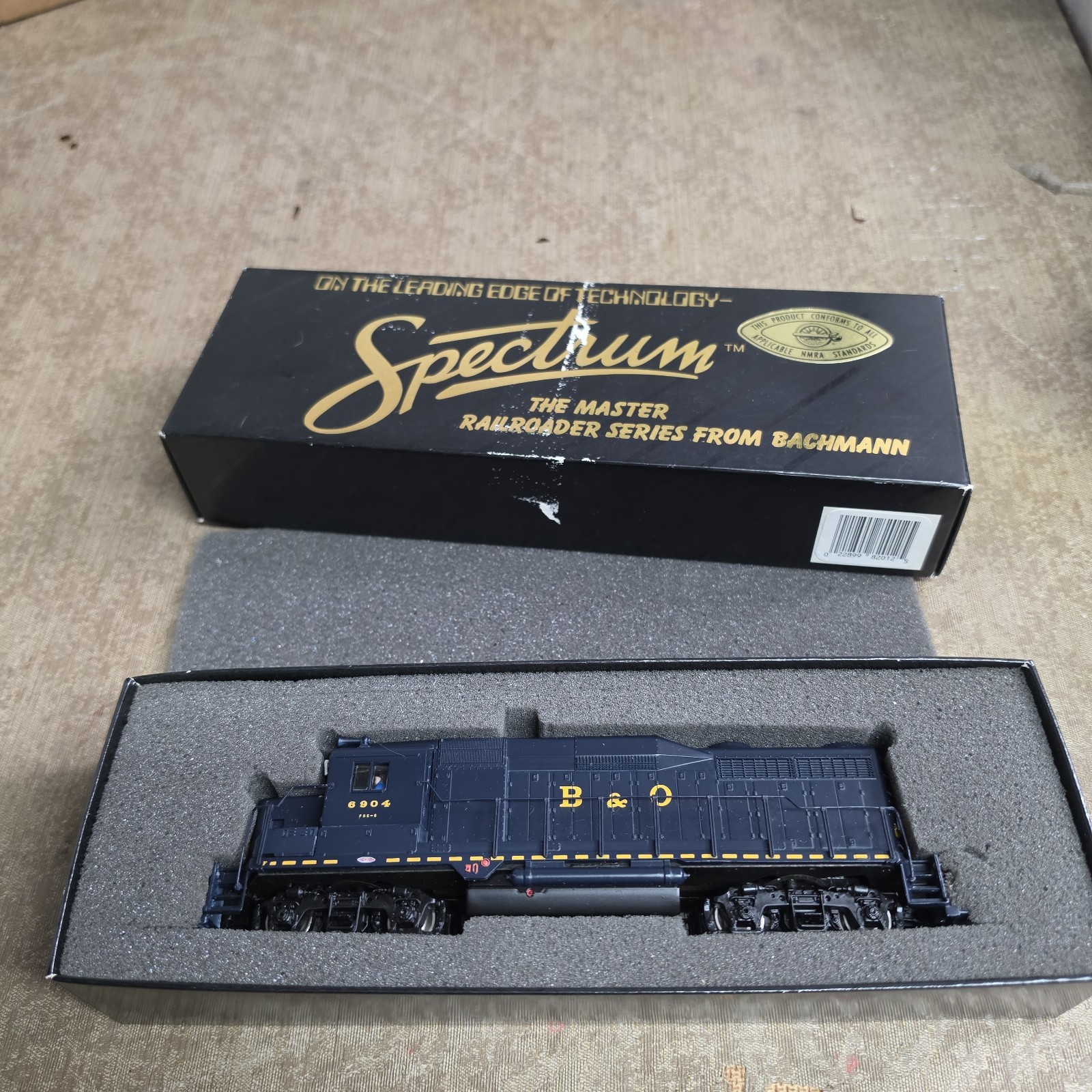 HO Bachmann Spectrum B&O GP30 #6904 Sunburst