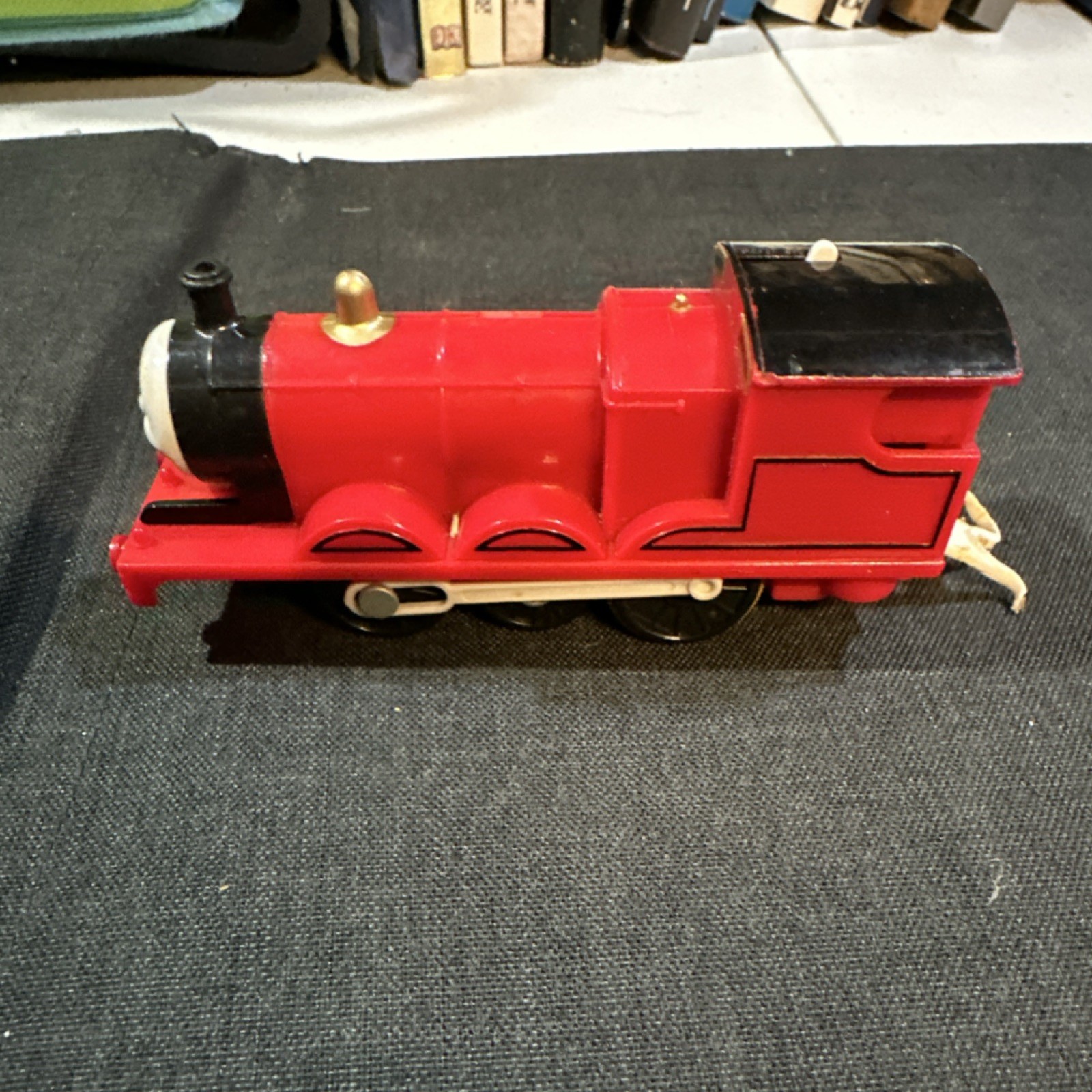 Thomas & Friends James Sodor HO 2-Rail Steam Locomotive 2-6-0 Red/Black