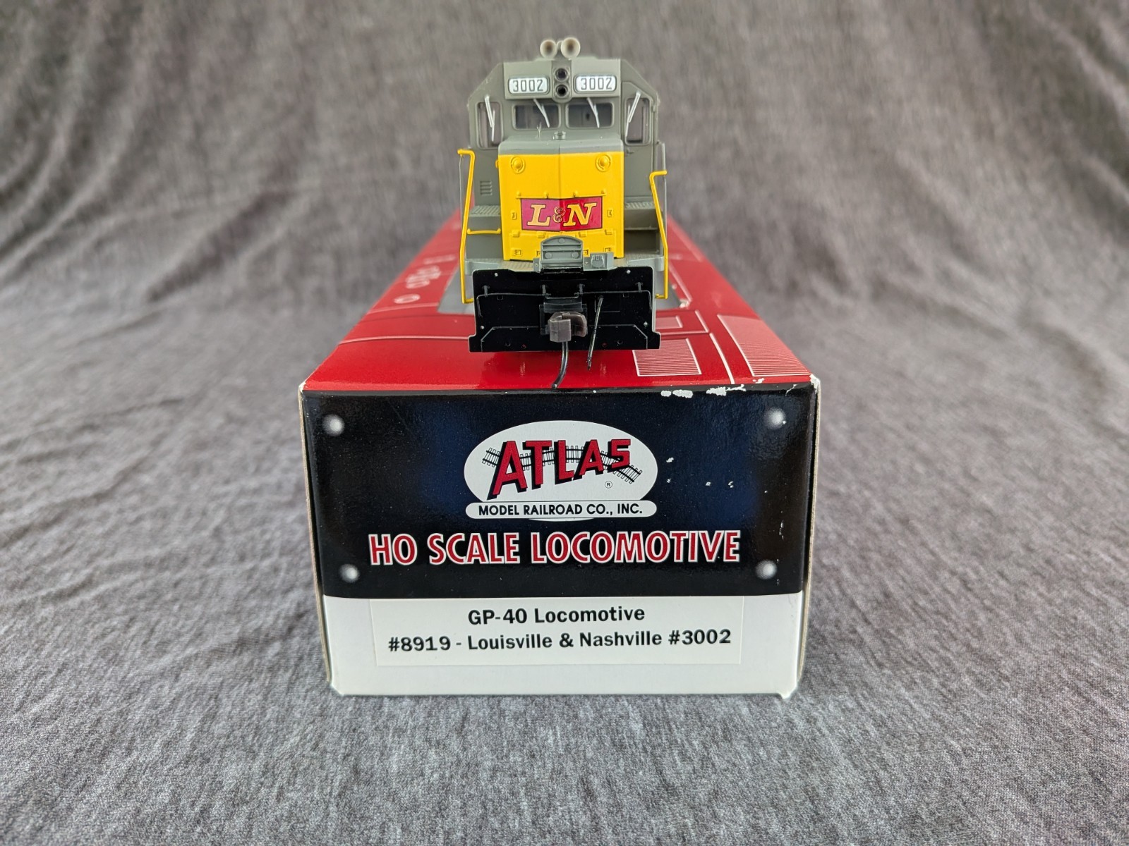 Atlas HO GP40, L&N #3002, Atlas #8919, DC Analog.