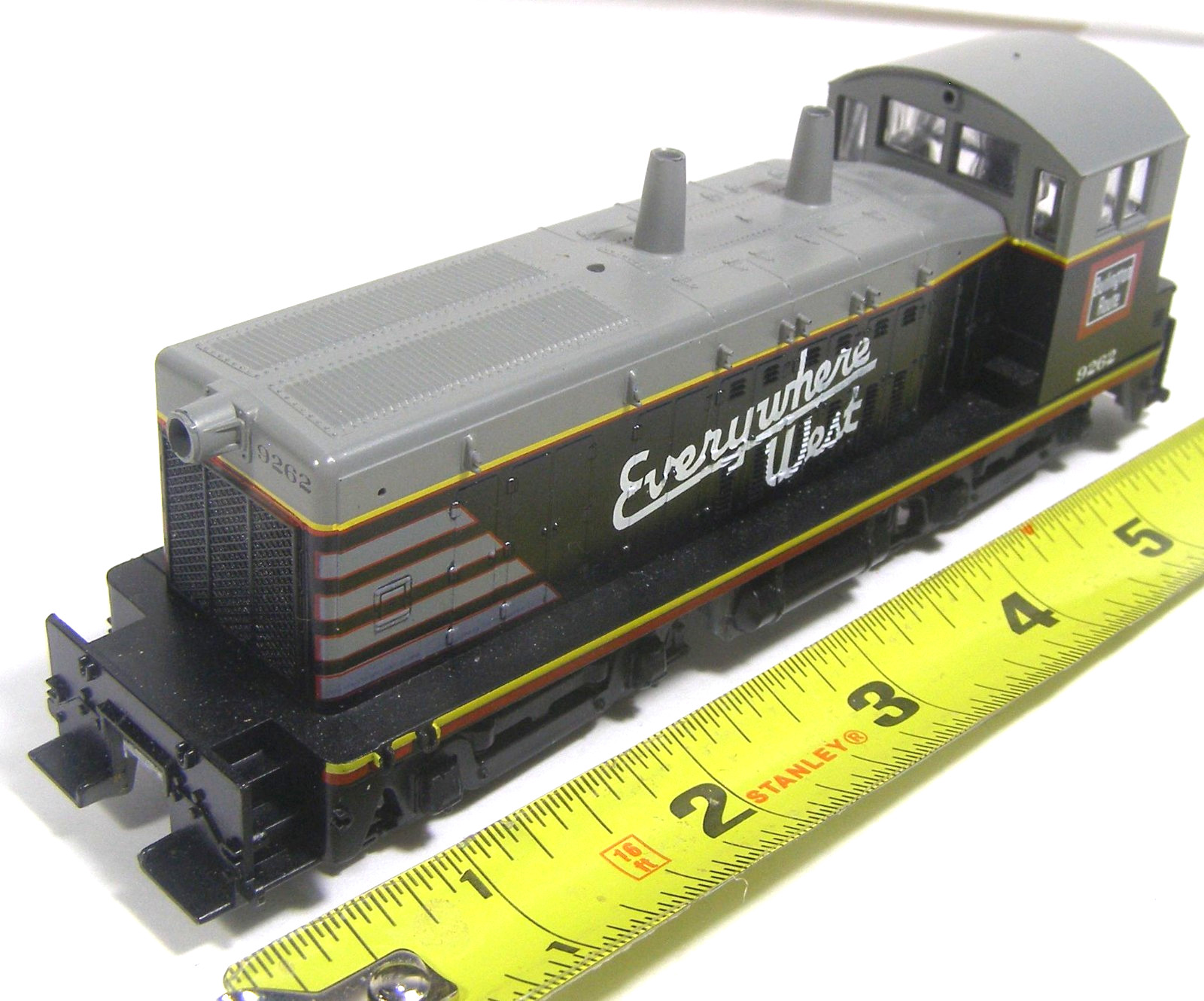 Unknown Brand HO Model RR Diesel Locomotive B Unit Switcher 9262 No Couplers TZG