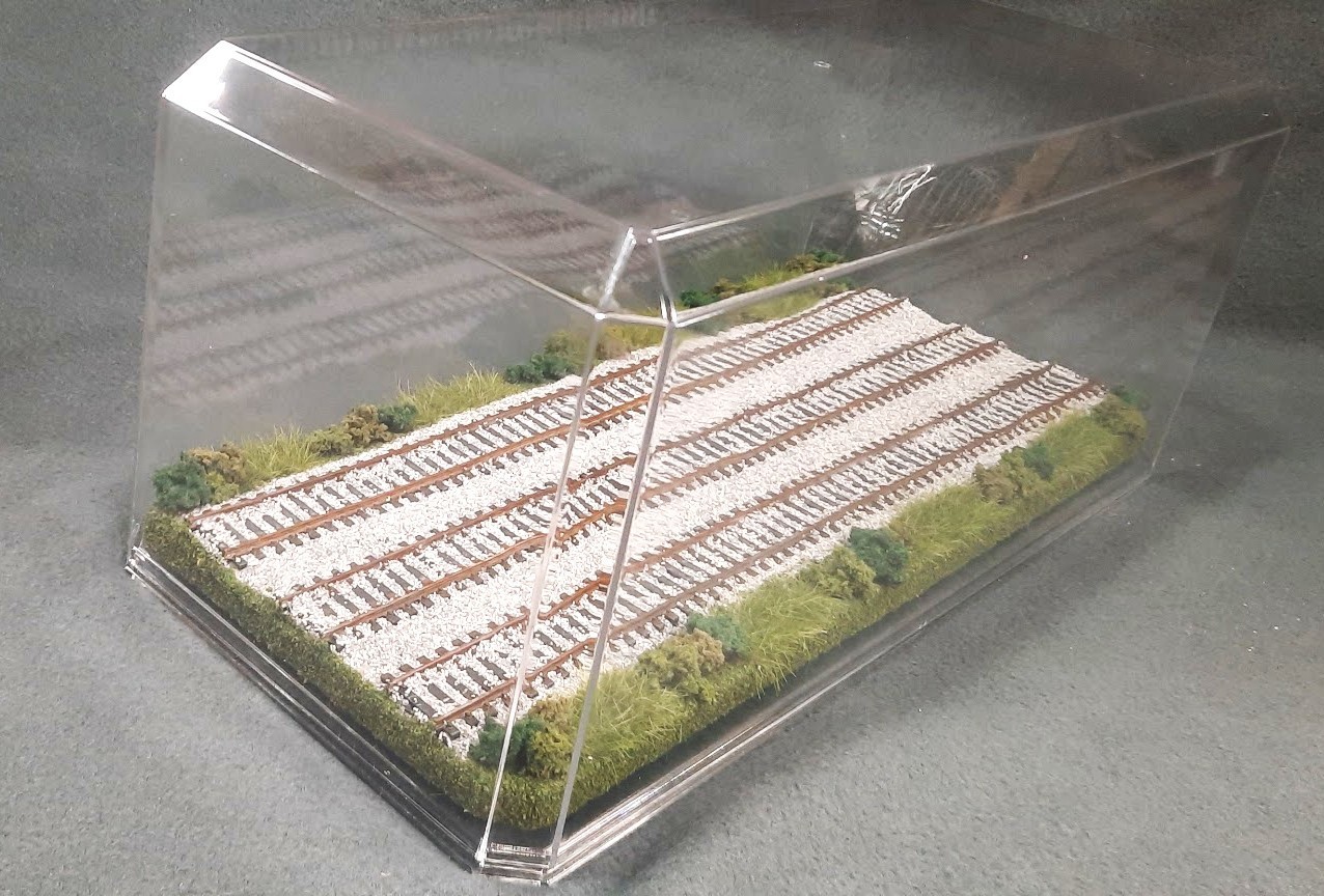 HO SCALE 16″ TRIPLE TRACK “SUMMER SCENE” – DISPLAY CASE – FOR ANY HO TRAIN