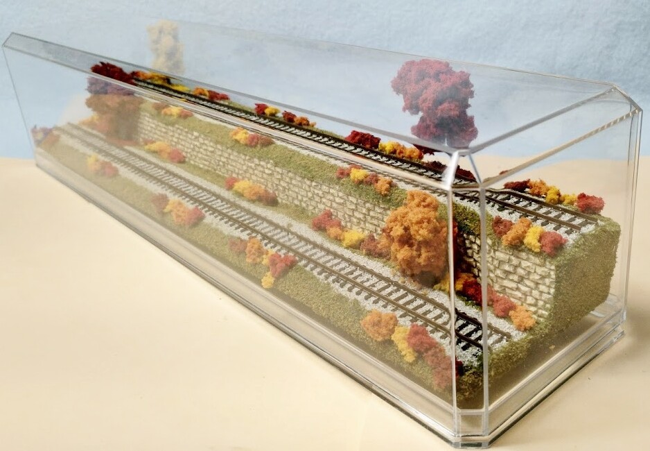 N SCALE 16″ 2-LEVEL TRACK -FALL SCENE-DISPLAY CASE -FOR ANY N TRAIN