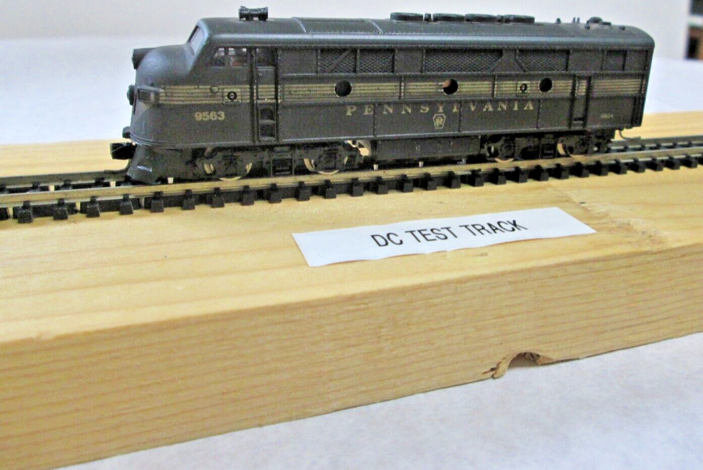 N Scale Locomotive; 9563, Pennsylvania , F3, Runs Great, Knuckle couplers