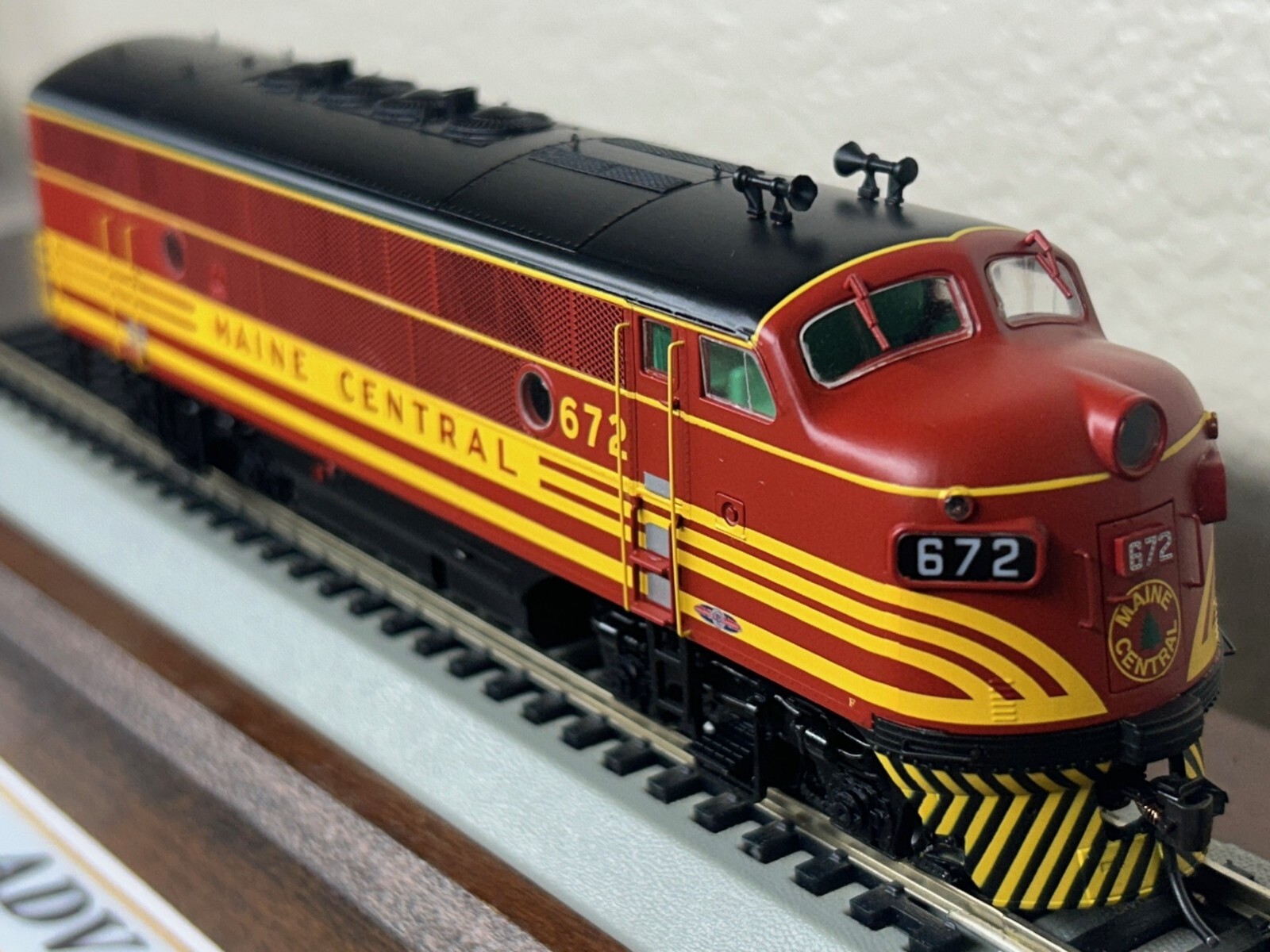 MAINE CENTRAL 672 EMD F3A LOCO – FACTORY DC/DCC / QUANTUM SOUND HO Scale NEW OOP