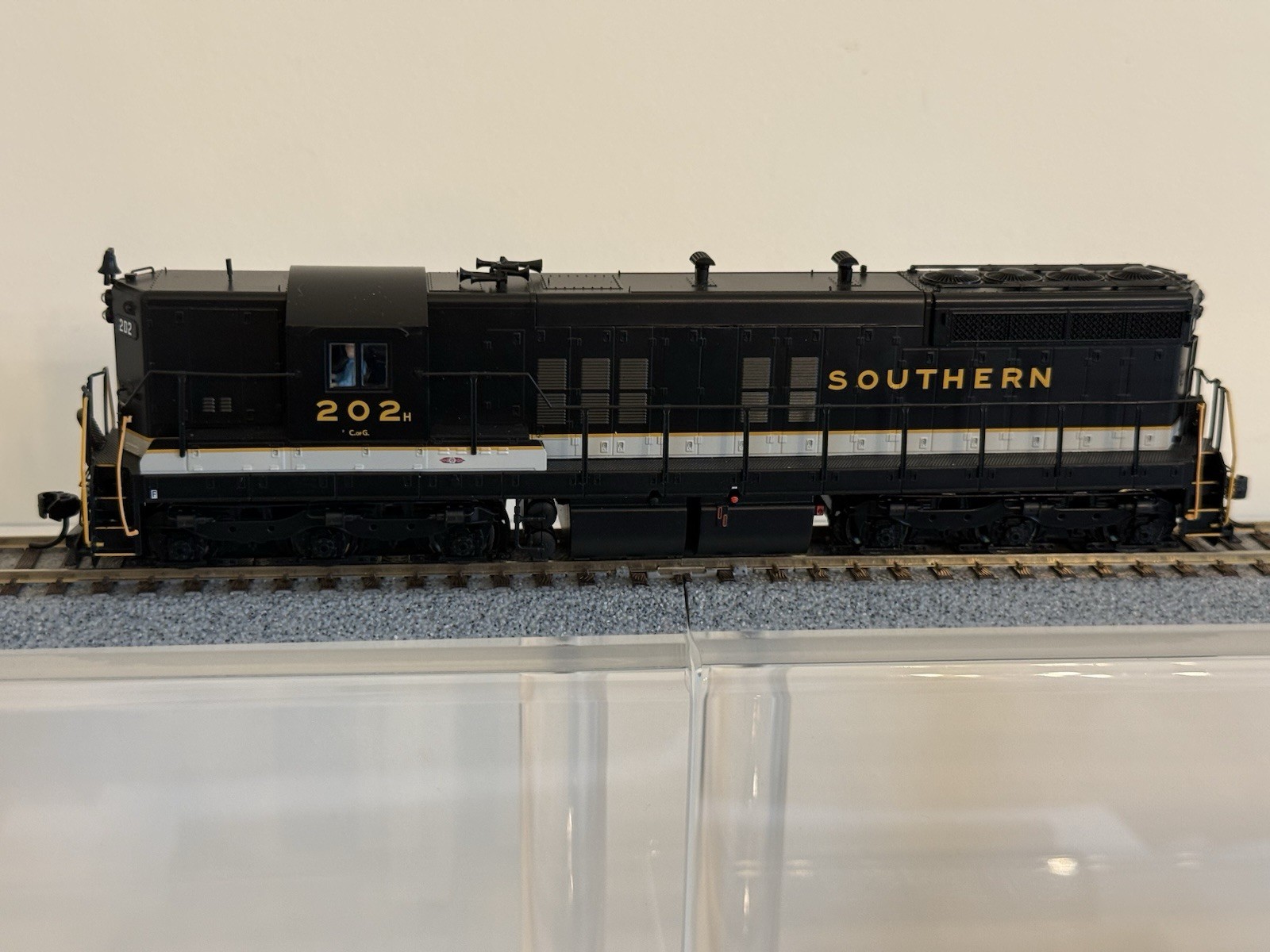 Walthers Proto 920-41613 EMD SD9 DCC/SOUND SOUTHERN #202 LN