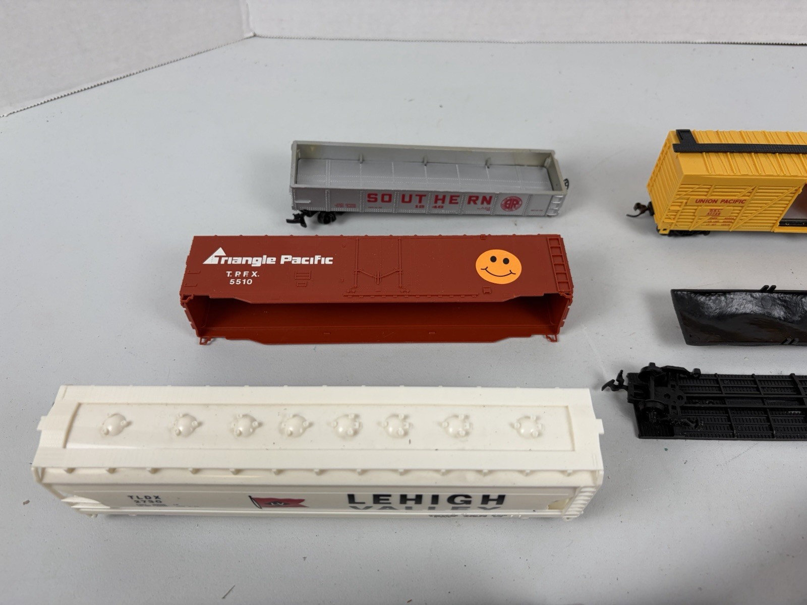 H/O Scale lot of boxcars Bachman And Locomotive As Is Parts Or Repair