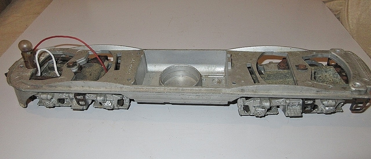 LIONEL #2343/#2345 F3 NON POWER A UNIT FRAME WITH TRUCKS,