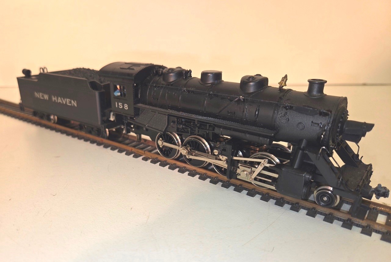 Vintage HO / IHC NEW HAVEN 2-8-0 Consolidation Locomotive & Tender w/ (4) Cars
