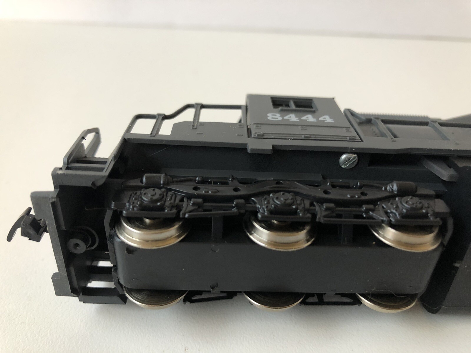 AHM SD-40 w/ Fly Wheel 5030-06 S.P. Southern Pacific 8444 HO Train Locomotive