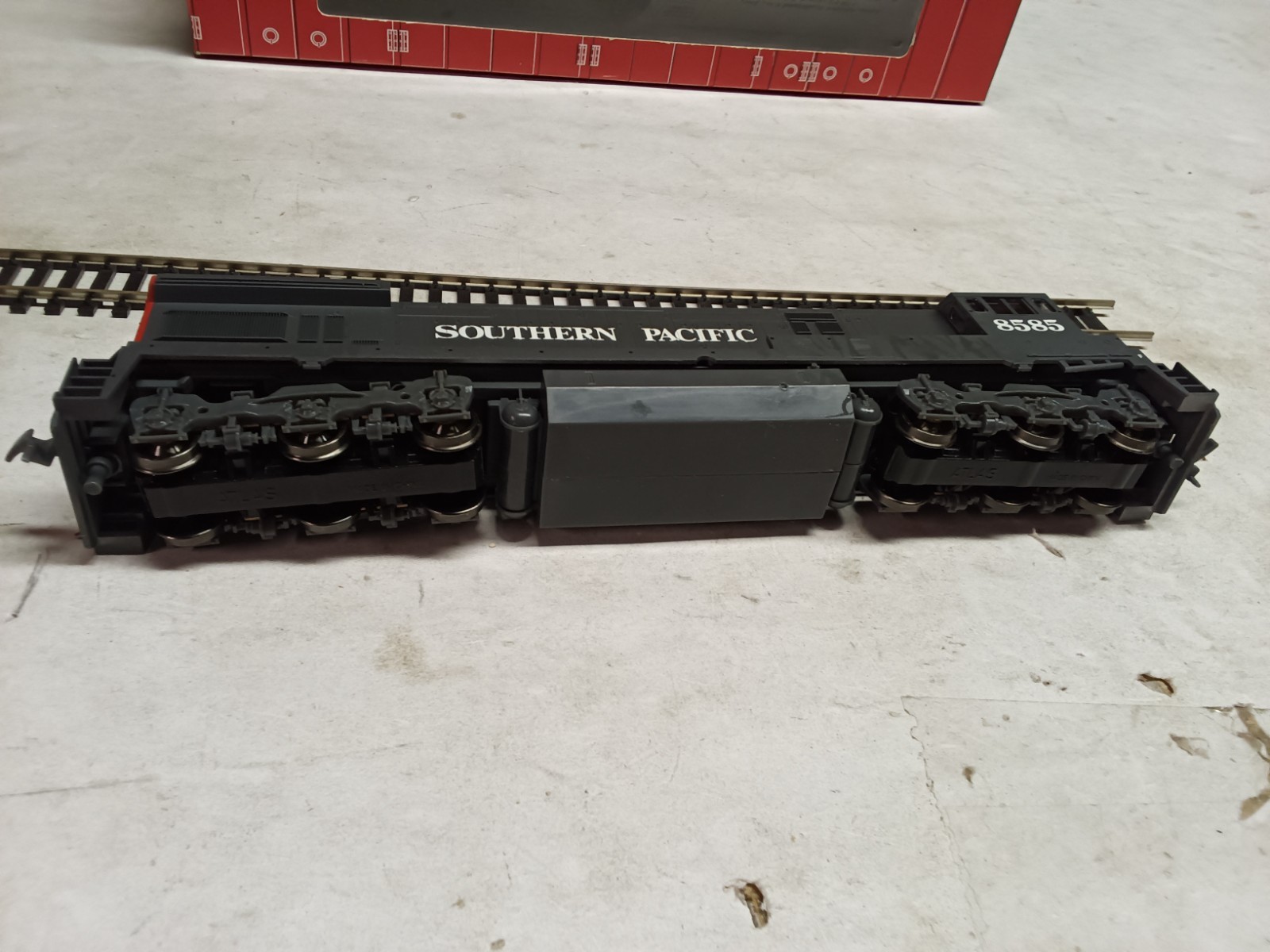 C-8 Atlas DC HO scale U33C SP #8526 road #8585 NOS diesel engine locomotive #27