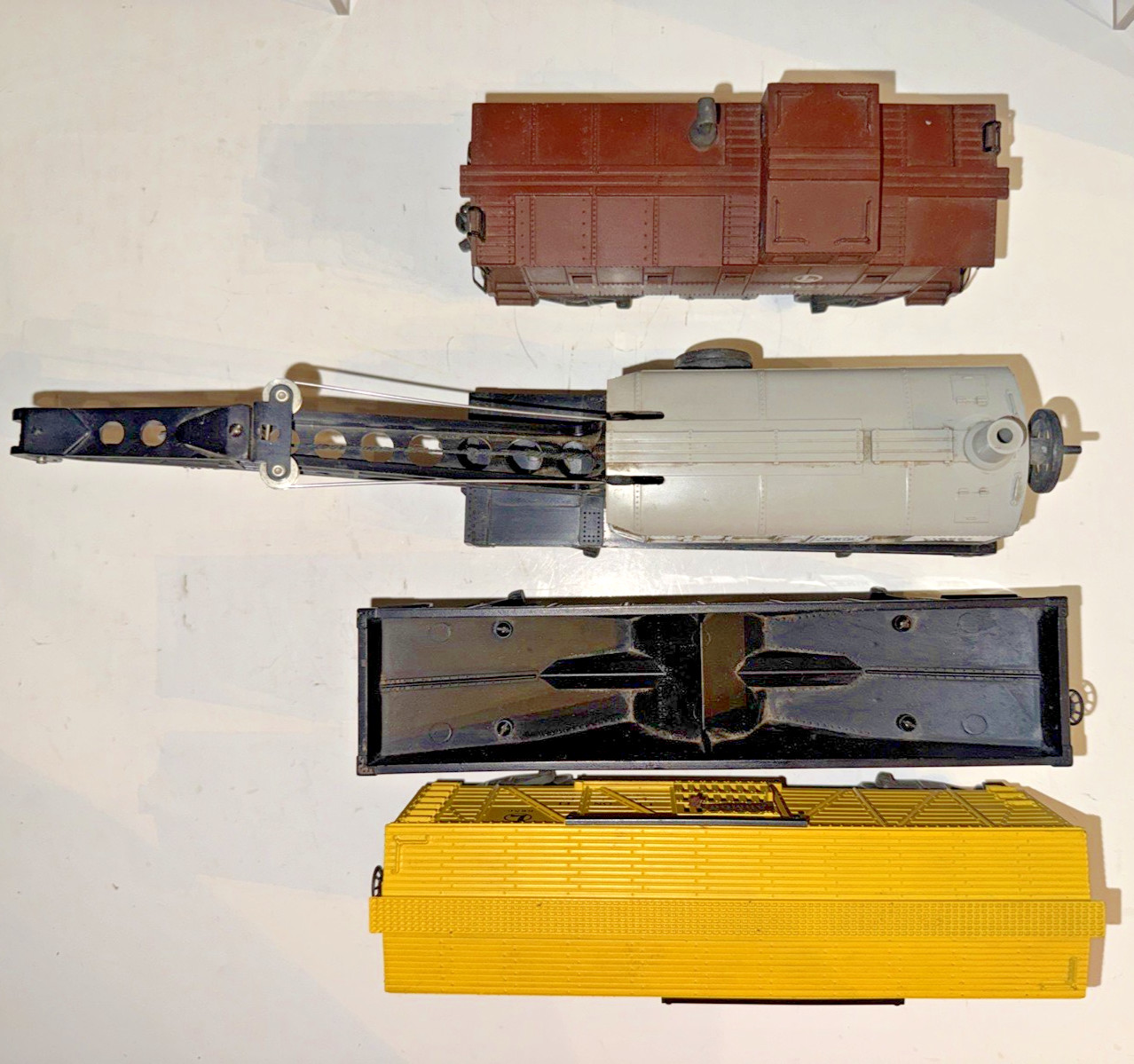LIONEL POST-WAR O GAUGE 2055 STEAM LOCO W/6026W WHISTLE TENDER & 4 FREIGHT CARS